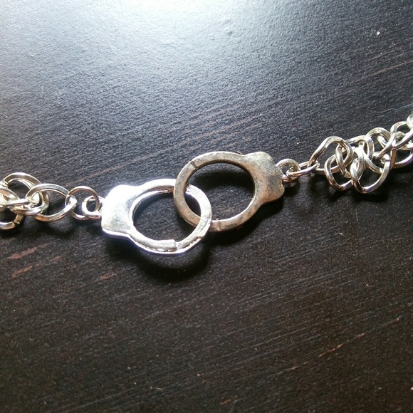 Handcuffs necklace - Picture 2 of 2